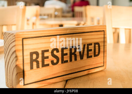 Sur la table en bois réservés sign Banque D'Images