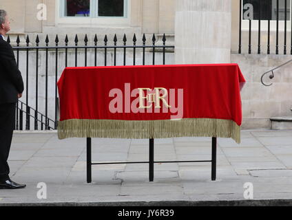 Sa Majesté la Reine, assisté par le duc d'Édimbourg, visitez la Maison du Canada à Trafalgar Square pour célébrer le 150e anniversaire de la Confédération. Sa Majesté et le duc dévoilera une nouvelle passerelle du Jubilé de bord à l'extérieur du Canada. Doté d''atmosphère : où : London, Royaume-Uni Quand : 19 Oct 2017 Crédit : David Sims/WENN.com Banque D'Images