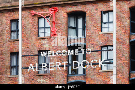 L'Albert Dock. le signe des gens accueillants à l'Albert Dock de Liverpool, Merseyside. l'Albert Dock est un unesco world heritage site. Banque D'Images