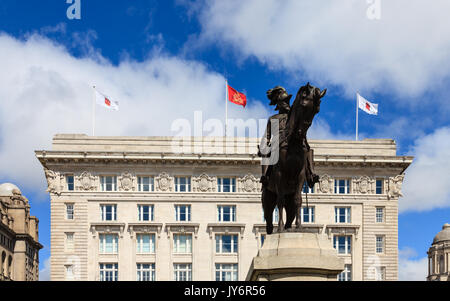 La Cunard Building sur front de mer de Liverpool, derrière une statue pour le roi Édouard VII. Le bâtiment est l'une des "Trois grâces à la Pier Head. Banque D'Images
