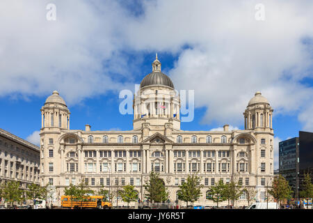 Le port de Liverpool building sur liverpool waterfront est l'une des "trois grâces" au Pier Head, Liverpool, Angleterre. Banque D'Images