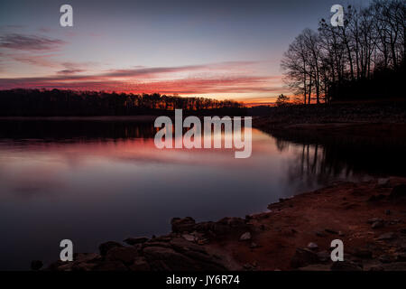 Keith bridge park est situé sur le lac Lanier sur le côté ouest de Gainesville, ga de vieilles keith Bridge Road. Le parc dispose de plusieurs équipements, dont un quai de bateau, pique-nique et une plage. Il peut être effectivement photographié au lever et au coucher du soleil en fonction du niveau d'eau dans le lac Lanier. lac sidney lanier a été créé en 1956 et est formée principalement par les eaux de la rivière Chattahoochee et chestatee. Le lac couvre 38.000 hectares et possède plus de 690 kilomètres de rivage. le lac est nommé d'après le poète sidney lanier. Banque D'Images