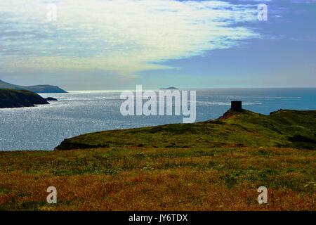 Vue d'été de la mer, le ciel bleu et le littoral du Pembrokeshire, à Abereiddy West Wales, UK Banque D'Images