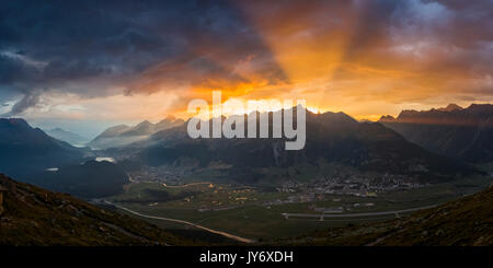 Coucher de soleil. Samedan, Engadine, Suisse. Banque D'Images