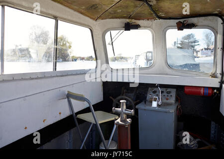 Cabine de bateau avec des roues et des contrôles amarré à Marina Banque D'Images