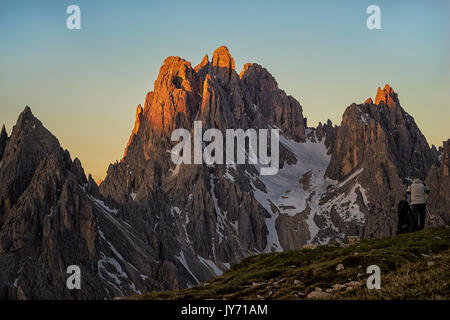 Trois Cimes de Lavaredo, Dolomites de Sesto, Veneto, Italie. Les Cadini de Misurina observé depuis le Monte Campedelle au cours d'une belle aube Banque D'Images