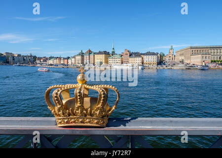 Vue sur la vieille ville historique de Stockholm du pont Skeppsholmen avec sa couronne royale. La capitale de la Suède est construite sur 17 îles. Banque D'Images