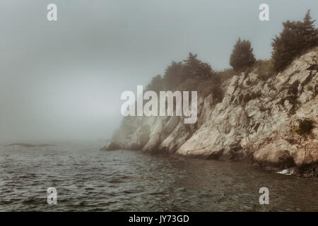 Le brouillard enveloppe la falaises rocheuses à Fort Wetherill à Jamestown, RHODE ISLAND. Banque D'Images
