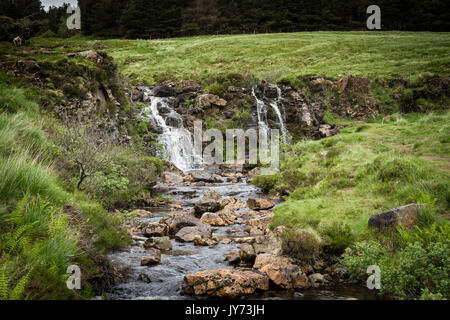 Une petite cascade au conte de piscines sur l'île de Skye de la côte ouest de l'Ecosse Banque D'Images