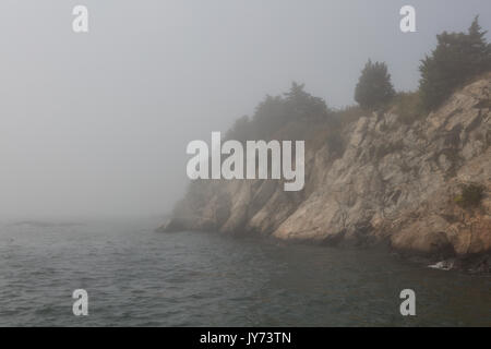 Les falaises rocheuses de Fort Wetherill à Jamestown, RHODE ISLAND. Banque D'Images