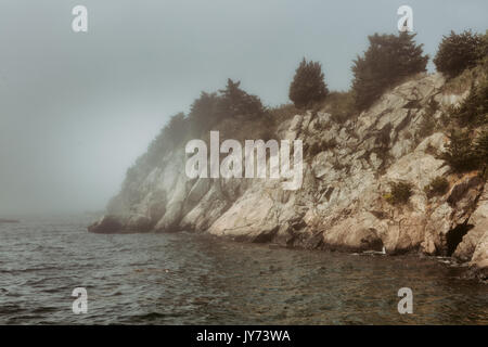 Le brouillard enveloppe la falaises rocheuses à Fort Wetherill à Jamestown, RHODE ISLAND. Banque D'Images