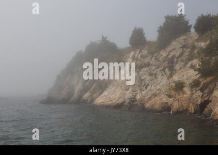 Les falaises rocheuses de Fort Wetherill à Jamestown, RHODE ISLAND. Banque D'Images