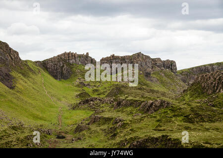 Le chemin qui mène à travers le quiraing sur l'île de Skye Banque D'Images