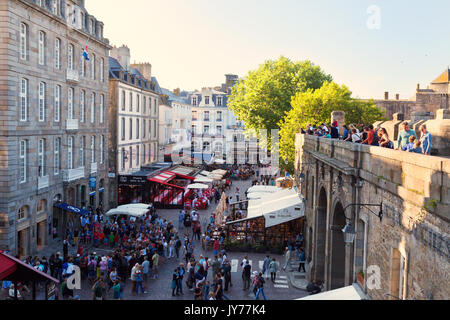 La vieille ville fortifiée de Saint-Malo, Bretagne sur une longue soirée d'été, Saint Malo, Bretagne France Banque D'Images