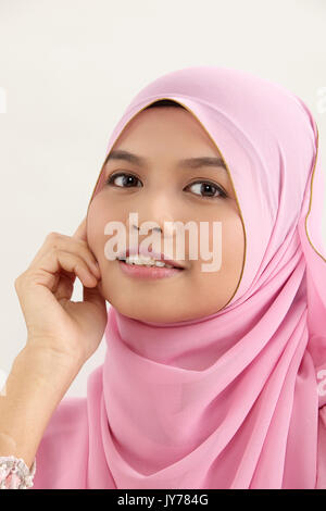 Close up of malay femme avec tudung looking at camera Banque D'Images