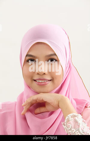 Close up of malay femme avec tudung looking at camera Banque D'Images