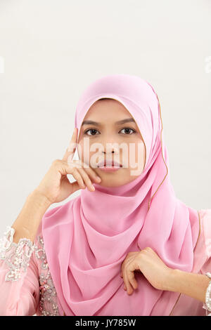 Close up of malay femme avec tudung looking at camera Banque D'Images