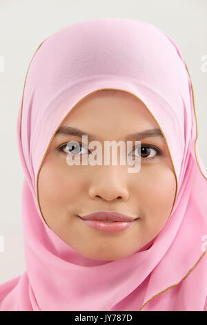 Close up of malay femme avec tudung looking at camera Banque D'Images