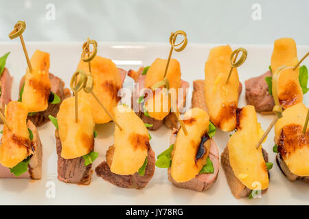 Avant-goût de viande et de pommes de terre en brochettes Banque D'Images