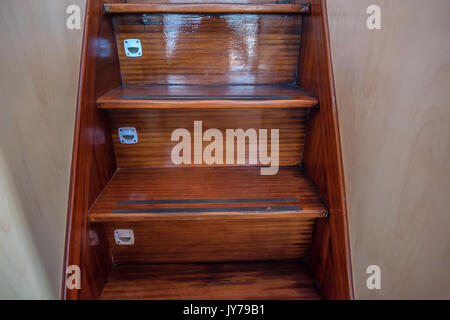 Escalier en bois sur yacht moderne Banque D'Images