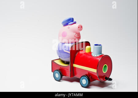 Hai, Ukraine - le 10 août 2017 : caractère de jouets dans un train à partir de la célèbre bande dessinée Peppa Pig. Banque D'Images