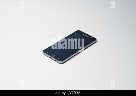 Hai, Ukraine - le 10 août 2017 : smartphone Samsung noir portant sur la surface blanche. Banque D'Images