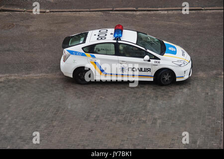 Hai, Ukraine - le 10 août 2017 : Toyota Prius 2010 - voiture de police à cheval sur la route. Banque D'Images