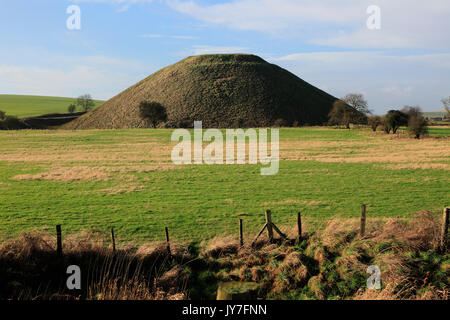 Silbury Hill site néolithique Wiltshire, England, UK est la plus grande structure préhistorique d'origine humaine en Europe Banque D'Images