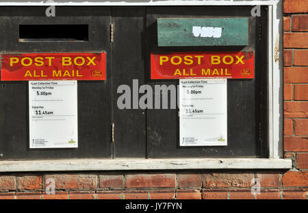 Bureau de poste de signalisation et l'affichage des postes bureau de poste des boîtes à Padstow en Cornouailles du nord. collection times et les boîtes aux lettres rouges avec signe ovale lumineux. Banque D'Images