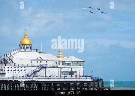 Eastbourne Pier à 21-07-2013 Airshow, avec Mustang avions dans le ciel. Banque D'Images
