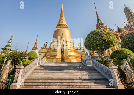 Phra Siratana Chedi stupa doré à Wat Phra Keo, le Temple du Bouddha d'Émeraude, Bangkok, Thaïlande Banque D'Images