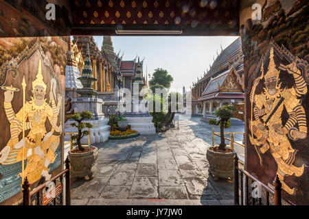 Porte d'entrée ouvragée avec décoration d'or de Wat Phra Kaew Temple du Bouddha d'Émeraude à l'intérieur du Grand Palace, Bangkok, Thaïlande Banque D'Images