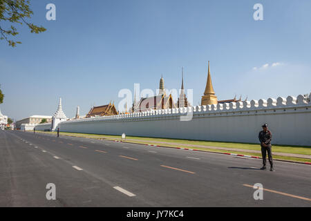 L'extérieur des murs blancs de Wat Phra Kaew et le Grand Palace, Bangkok, Thaïlande Banque D'Images
