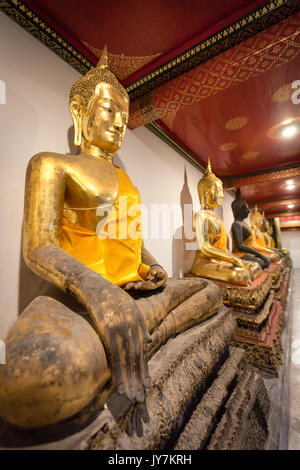 Rangée de bouddhas assis d'or priant au Wat Pho (Temple du Bouddha couché), Bangkok, Thaïlande Banque D'Images