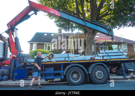 La livraison de matériaux de construction à l'aide de grue sur camion Banque D'Images