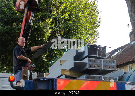 La livraison de matériaux de construction à l'aide de grue sur camion Banque D'Images