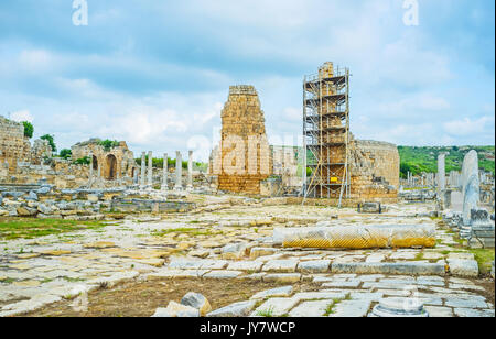 La marche chez les anciens vestiges de pierre des Pamphilyan ville de Pergé, Antalya, Turquie. Banque D'Images