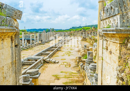 Haut de la fontaine de nymphée ouvre la vue panoramique sur la rue Pierre de Perge avec colonnes et canal pour l'eau, Antalya, Turquie. Banque D'Images