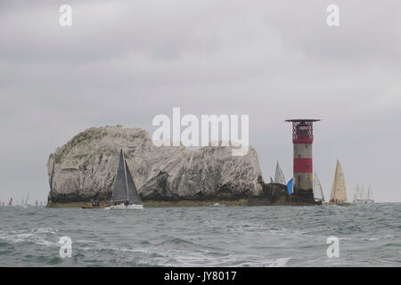 Yachts passer le aiguilles pendant la course le Tour de l'Île 2017 Banque D'Images