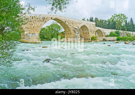 La cité médiévale Seljuq pont, construit sur le site de la fin du pont romain sur la rivière Eurymedon, à côté d'Aspendos, Turquie. Banque D'Images