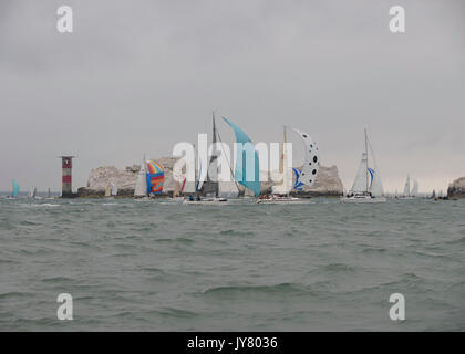 Yachts passer le aiguilles pendant la course le Tour de l'Île 2017 Banque D'Images