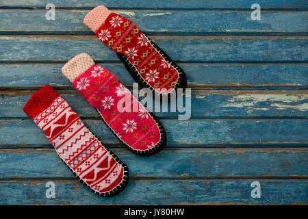 Close up de chaussettes à motifs sur table en bois Banque D'Images