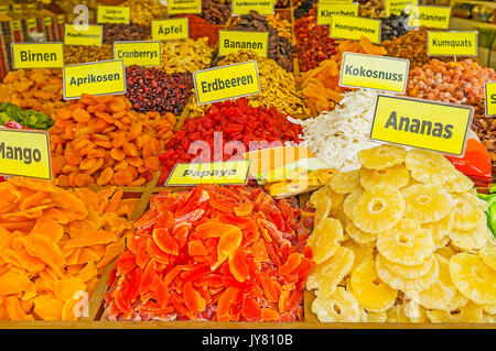 Les étals de Bazar turc traditionnel offrent une large gamme de savoureux fruits secs - ananas, papayes, mangues, bananes, abricots, raisins et autres, sur le côté, Banque D'Images