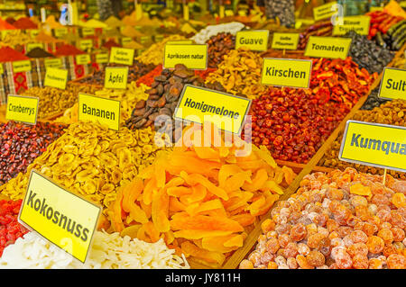 Le traditionnel marché de l'est côté au choix donne à goûter le melon séchées, banane, kumquat, jawz, et d'autres fruits intéressants dans les magasins locaux, la Turquie. Banque D'Images