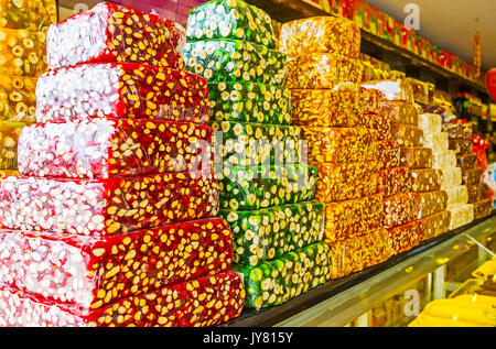 Le loukoum est la carte de visite de magasins de confiseries locales et les étals du marché, offrant différents types de fruits gel avec divers écrous, Côté, Banque D'Images