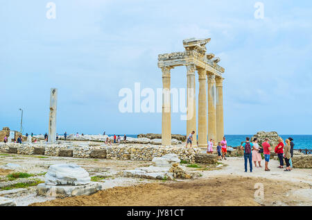 SIDE, TURQUIE - 8 mai 2017 : Les groupes de touristes visiter les ruines du temple d'Apollon, situé à l'extrémité de la péninsule de côté, le 8 mai à côté. Banque D'Images