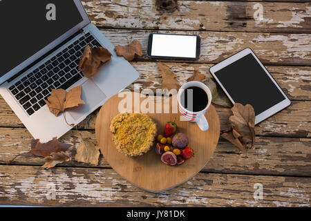 Food with coffee cup sur plateau en bois par des technologies à table Banque D'Images