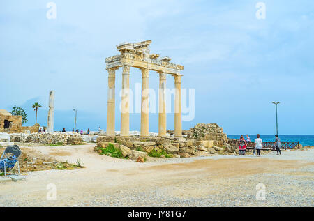 SIDE, TURQUIE - 8 mai 2017 : Vestiges de l'ancienne ville grecque de côté - les ruines du temple d'Apollon, sur la côte de la péninsule, le 8 mai à Side, Turquie Banque D'Images