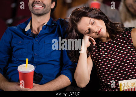 Jeune femme dormant dans Theatre Banque D'Images