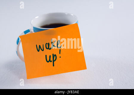 Close-up de café noir avec service de message sur fond blanc Banque D'Images